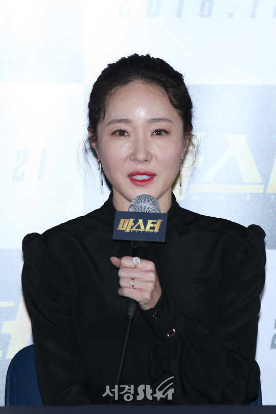 /12일 오후 서울 성동구 행당동 왕십리 CGV에서 열린 영화 ‘마스터’ 언론시사회에서 배우 엄지원이 질의응답 시간을 갖고있다.