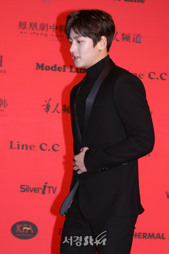 배우 지창욱이 12일 열린 제31회 ‘코리아 베스트 드레서(SWAN AWARD)’ 시상식에서 포토타임을 갖고 있다.