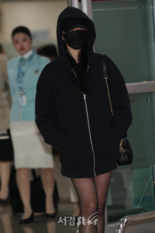 /12일 오후 일본 도쿄에서 FNC콘서트를 마친 AOA 멤버인 찬미가 김포공항을 통해 입국하고 있다.