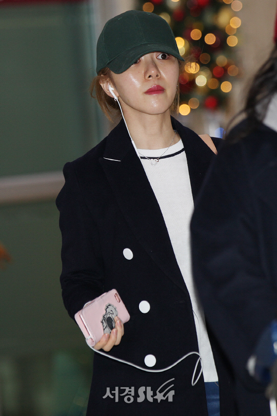 /12일 오후 일본 도쿄에서 FNC콘서트를 마친 AOA 멤버인 민아가 김포공항을 통해 입국하고 있다.