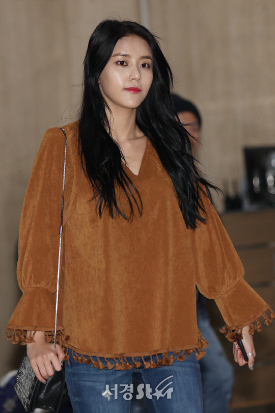 /12일 오후 일본 도쿄에서 FNC콘서트를 마친 AOA 멤버인 혜정이 김포공항을 통해 입국하고 있다.