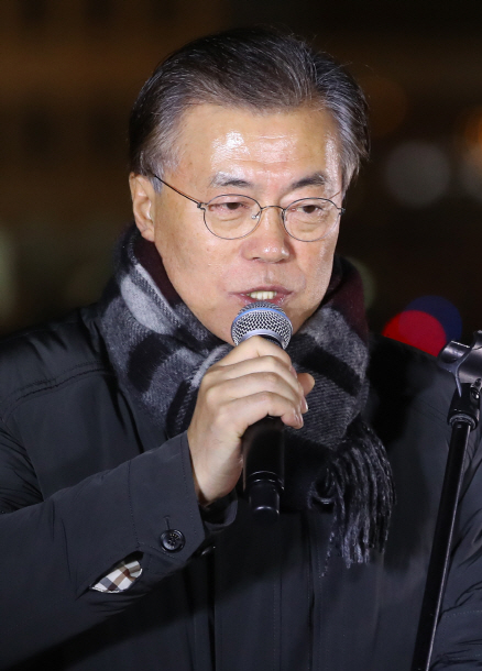 더불어민주당 문재인 전 대표가 지난 5일 오후 국회 앞에서 박근혜 대통령 탄핵 관련해 발언하고 있다. / 연합뉴스