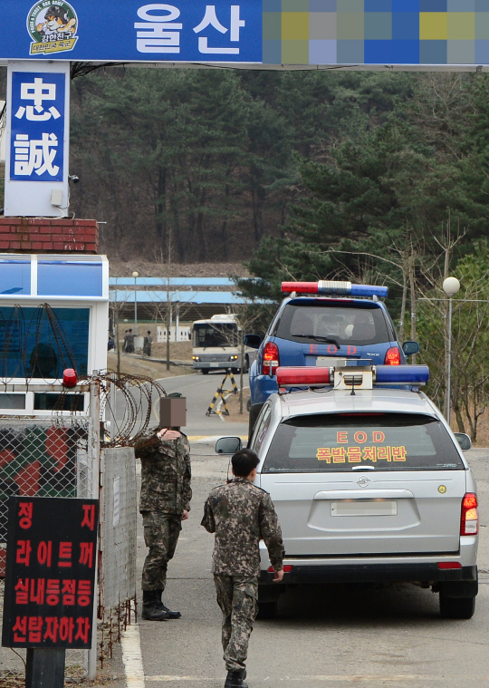 13일 오전 폭발 사고가 난 울산의 모 부대 예비군훈련장에 폭발물 처리 차량이 들어가고 있다. /울산=장지승기자