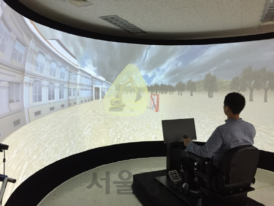 기계연의 한 연구원이 VR 시뮬레이터를 이용, 작업 기계 작동 시 사고 상황 대처 훈련을 실시하고 있다/사진제공:기계연