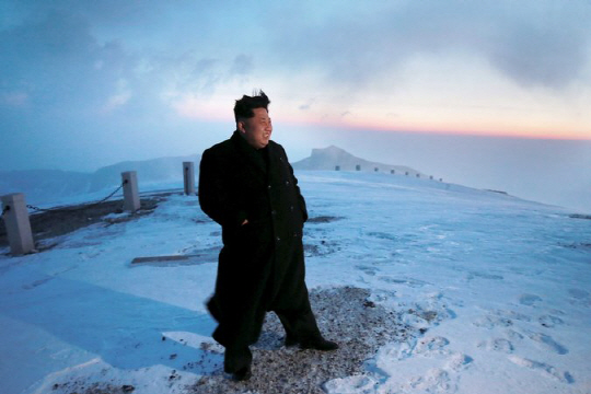 북한 최고지도자인 김정은이 백두산에 올라서 천지를 바라보고 있다./사진=뉴욕타임스