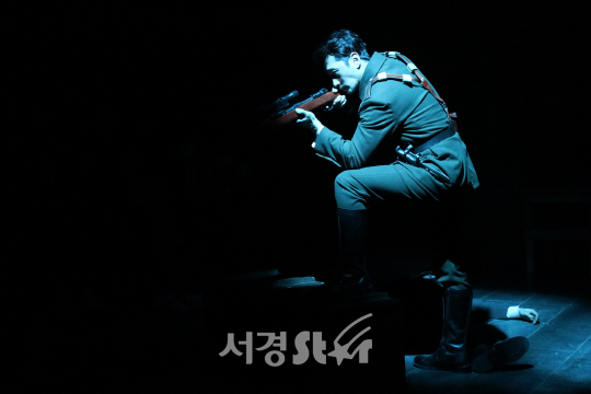배우 이석준이 13일 열린 연극 ‘벙커 트릴로지’ 프레스콜에서 장면을 시연하고 있다.