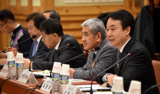 김용하(사진 오른쪽 첫번째) 산림청 차장이 산림정책자문위원회에서 인사말을 하고 있다. 사진제공=산림청