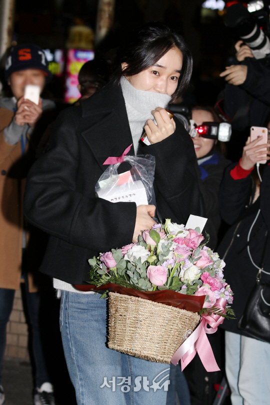 배우 수애가 13일 열린 KBS 2TV 월화드라마 ‘우리 집에 사는 남자’ 종방연에 참석하고 있다.