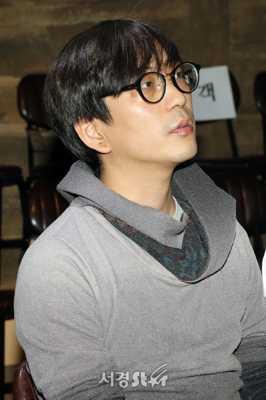 김태형 연출이 13일 열린 연극 ‘벙커 트릴로지’ 기자간담회에서 인사말을 하고 있다.