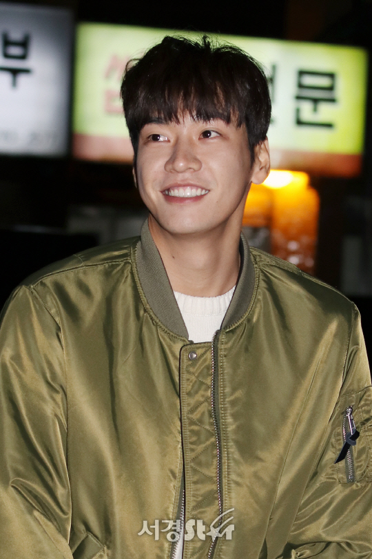 배우 김영광이 13일 열린 KBS 2TV 월화드라마 ‘우리 집에 사는 남자’ 종방연에 참석하고 있다.