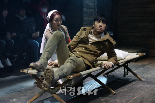 배우 오종혁과 정연이 13일 열린 연극 ‘벙커 트릴로지’ 프레스콜에서 장면을 시연하고 있다.