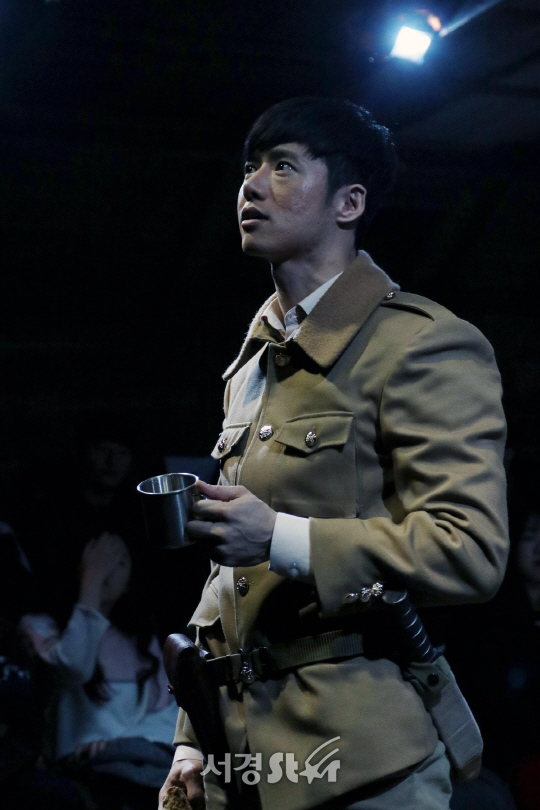 배우 오종혁이 13일 열린 연극 ‘벙커 트릴로지’ 프레스콜에서 장면을 시연하고 있다.