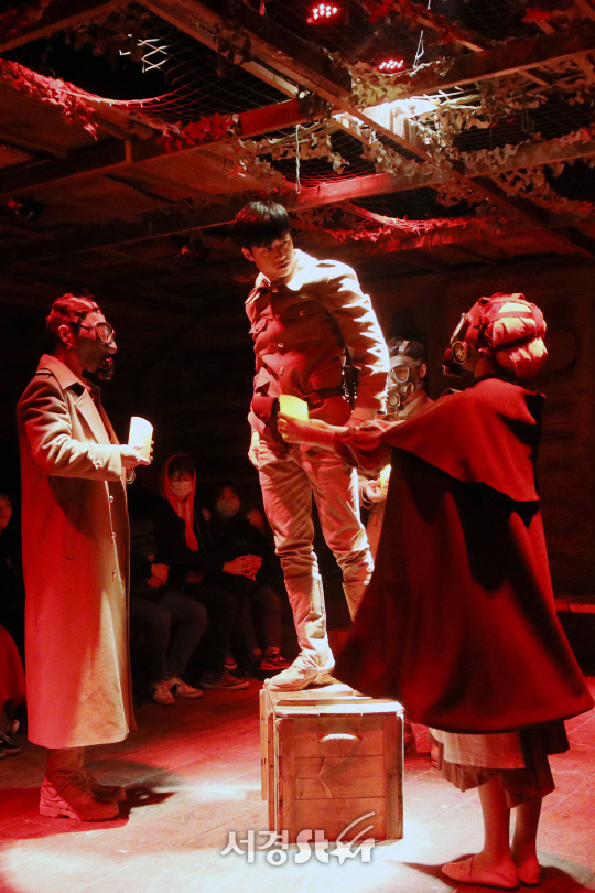 13일 열린 연극 ‘벙커 트릴로지’ 프레스콜에서 배우들이 장면을 시연하고 있다.
