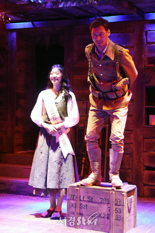 배우 박훈이 13일 열린 연극 ‘벙커 트릴로지’ 프레스콜에서 장면을 시연하고 있다.