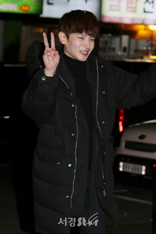 배우 지윤호가 13일 열린 KBS 2TV 월화드라마 ‘우리 집에 사는 남자’ 종방연에 참석하고 있다.