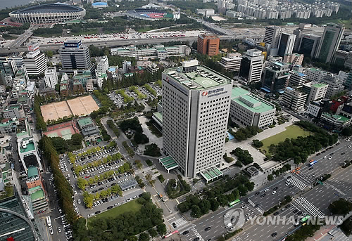 10년간 거래된 상업·업무용 부동산 가운데 가장 높은 실거래가로 꼽힌 서울 삼성동에 위치한 옛 한전 건물, /연합뉴스