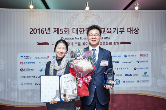 13일 서울 중구 플라자호텔에서 개최한 ‘2016 대한민국 교육기부대상’ 시상식에서 조남화 금호타이어 경영지원담당 상무(오른쪽) 및 직원이 기념촬영을 하고 있다./사진제공=금호타이어