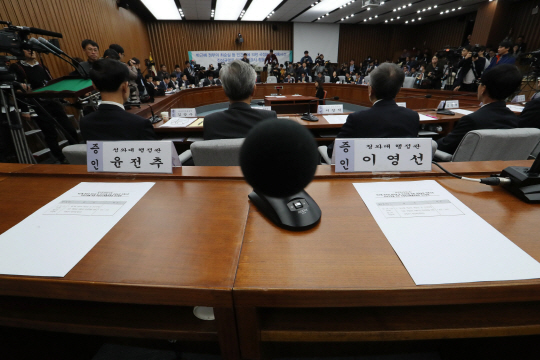 14일 오전 국회에서 열린 최순실 국정농단 의혹 진상규명을 위한 국정조사 특위 3차 청문회. 이날 청문회에 불출석한 윤전추·이영선 청와대행정관의 빈자리가 눈에 띈다. /연합뉴스