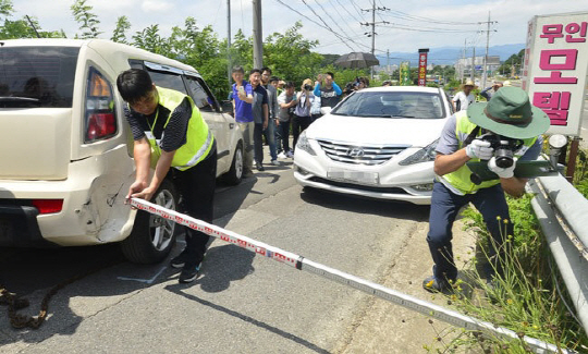 지난 7월 18일 성주군 성주읍 성산리에서 도로교통공단 교통사고분석사와 경찰이 지난 7월 15일 발생한 황교안 대통령 직무대행(당시 국무총리)이 탄 차량의 교통사고 현장 검증을 하고 있다. 좌측 차량이 뺑소니를 주장하는 이씨의 차량, 우측은 황교안 대행이 탑승했던 차량./사진=매일신문