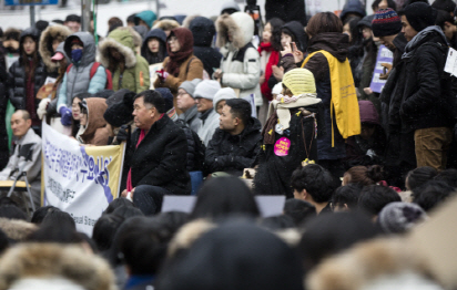 14일 오후 서울 종로구 일본대사관 앞에서 열린 제1,261차 정기 수요집회에 300여명의 시민이 참여했다. /연합뉴스