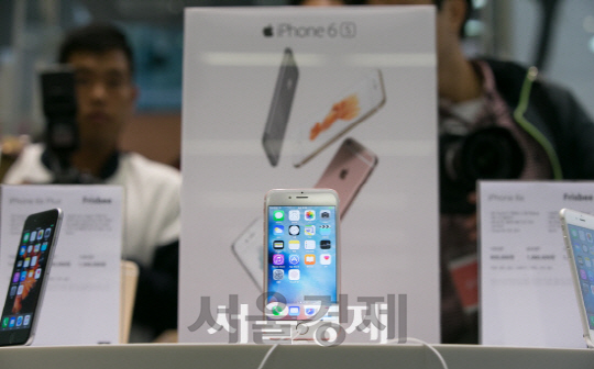 애플의 최신폰인 아이폰6s/사진=서울경제DB