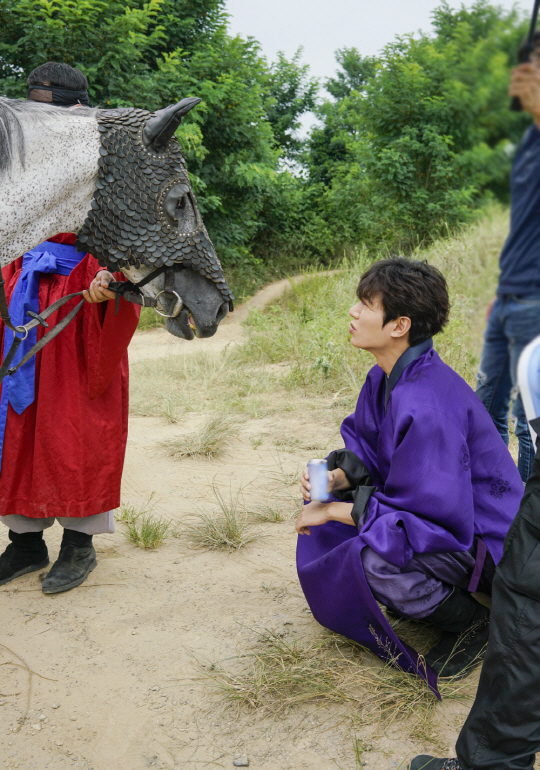 '푸른 바다의 전설' 이민호, 말까지 설레게하는 마성의 눈빛