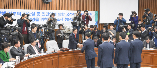 14일 오전 국회에서 열린 최순실 국정농단 의혹 진상규명을 위한 국정조사 특위 3차 청문회에서 새누리당 국회의원 김성태 국조특위 위원장이 이날 불출석한 증인들에 대한 동행명령장을 발부하고 있다./연합뉴스