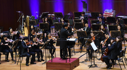 14일 서울 예술의전당에서 열린 제19회 기업인을 위한 서경 송년음악회에서 프라임필하모닉오케스트라가 공연을 펼치고 있다./권욱기자