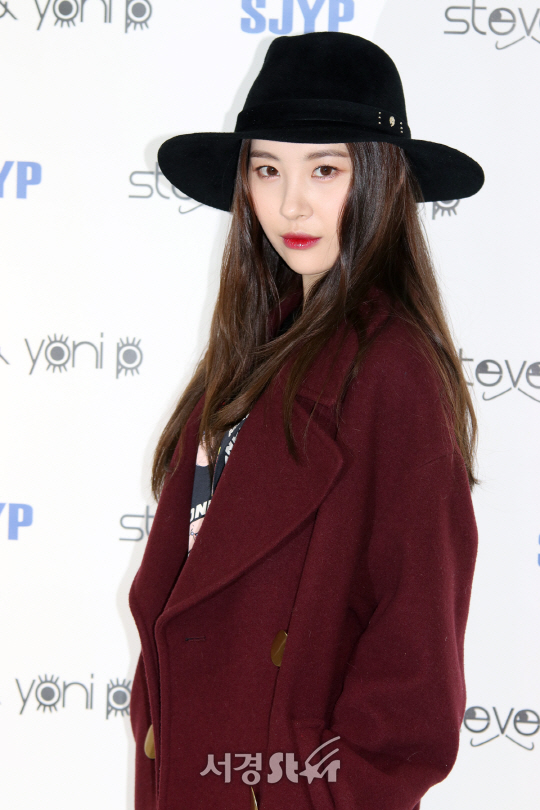 원더걸스 선미가 14일 열린 스티브제이앤요니피 SJYP 명동 플래그쉽 스토어 오픈 행사에 참석해 포즈를 취하고 있다.