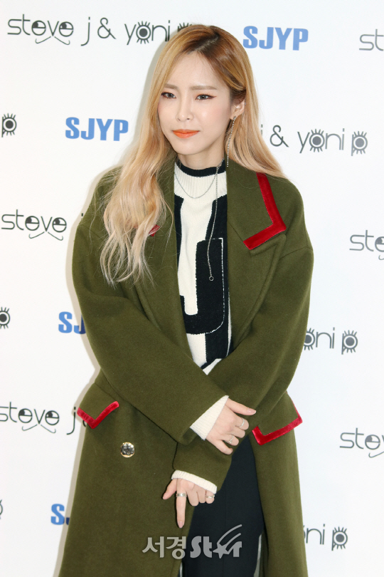 가수 헤이즈가 14일 열린 스티브제이앤요니피 SJYP 명동 플래그쉽 스토어 오픈 행사에 참석해 포즈를 취하고 있다.