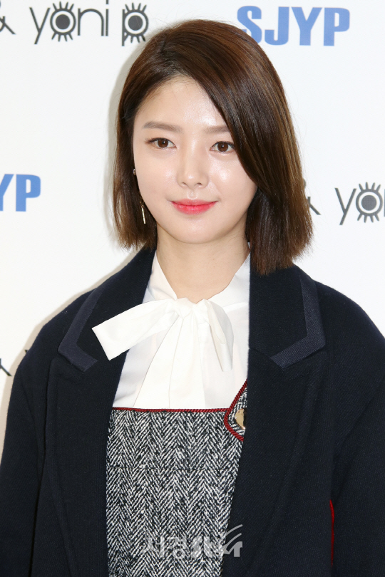 배우 엄현경이 14일 열린 스티브제이앤요니피 SJYP 명동 플래그쉽 스토어 오픈 행사에 참석해 포즈를 취하고 있다.