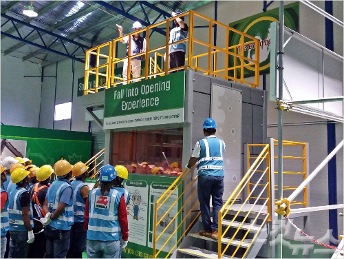 GS건설의 싱가포르 안전혁신학교에서 현지 근로자들이 교육을 받고 있다. /사진제공=GS건설