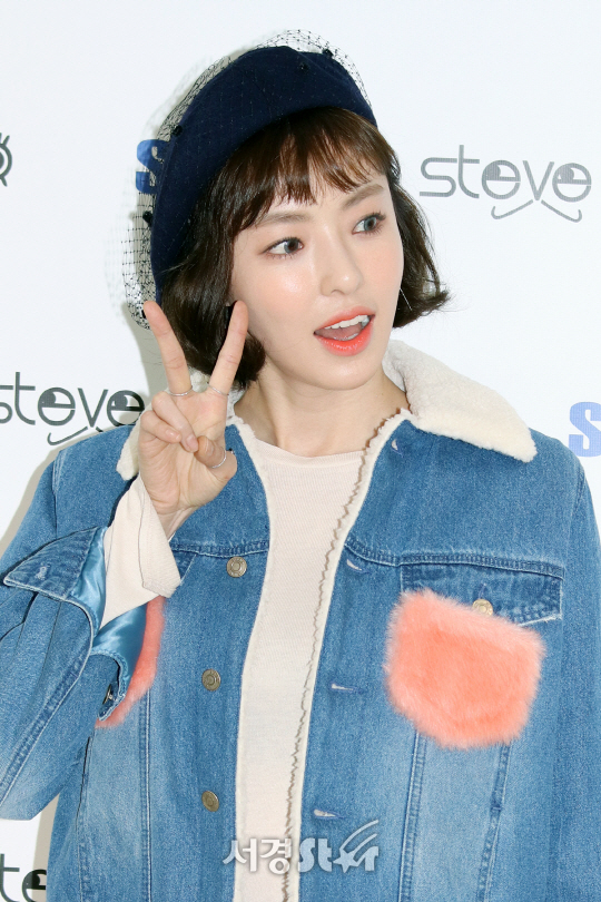 배우 이다희가 14일 열린 스티브제이앤요니피 SJYP 명동 플래그쉽 스토어 오픈 행사에 참석해 포즈를 취하고 있다.