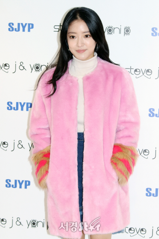 배우 이세영이 14일 열린 스티브제이앤요니피 SJYP 명동 플래그쉽 스토어 오픈 행사에 참석해 포즈를 취하고 있다.