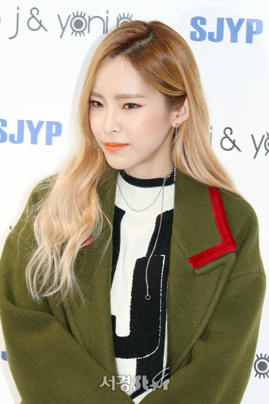 가수 헤이즈가 14일 열린 스티브제이앤요니피 SJYP 명동 플래그쉽 스토어 오픈 행사에 참석해 포즈를 취하고 있다.