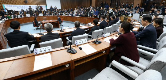 14일 국회에서 열린 최순실 국정농단 진상규명을 위한 국정조사특위 3차 청문회에서 핵심증인으로 꼽힌 윤전추·이영선 청와대 행정관이 참석하지 않아 자리가 빈 채로 남겨져 있다.  /연합뉴스