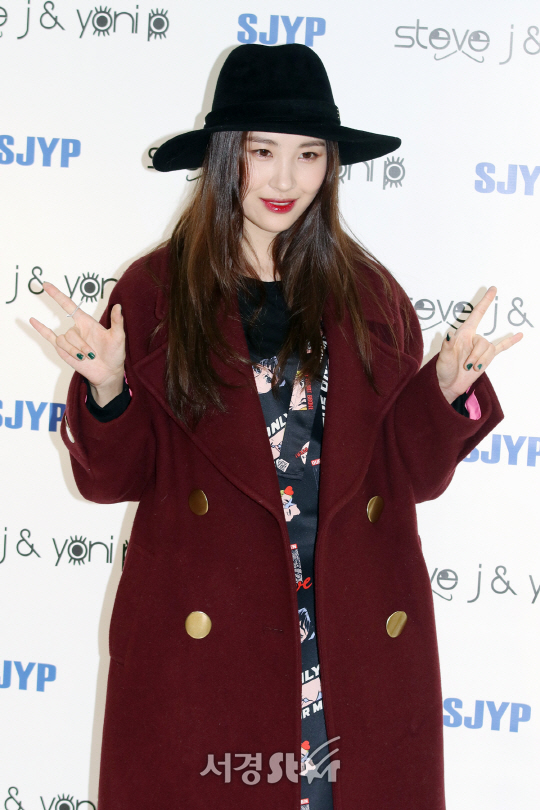 원더걸스 선미가 14일 열린 스티브제이앤요니피 SJYP 명동 플래그쉽 스토어 오픈 행사에 참석해 포즈를 취하고 있다.
