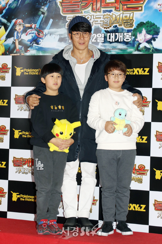 배우 이정용 가족이 14일 열린 영화 ‘볼케니온: 기계왕국의 비밀’ VIP 시사회에 참석해 포즈를 취하고 있다.