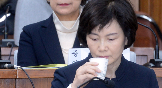최경희 전 이화여대 총장이 15일 오전 국회에서 최순실게이트 진상규명에서 물을 마시며 목을 축이고 있다. /연합뉴스