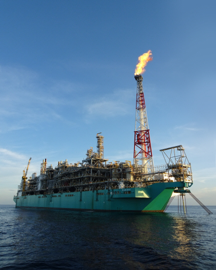 대우조선해양이 건조한 세계 최초 FLNG가 말레이시아 사라와크주에서 180Km 떨어진 카노윗 해상 가스전에서 첫 LNG 생산에 성공했다고 15일 밝혔다. / 사진제공=대우조선해양