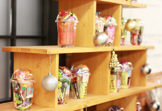 삼성전자 임직원들이 크리스마스 선물을 받지 못하는 지역사회 어린이를 위해 만든 나눔트리 선물컵 /사진제공=삼성전자