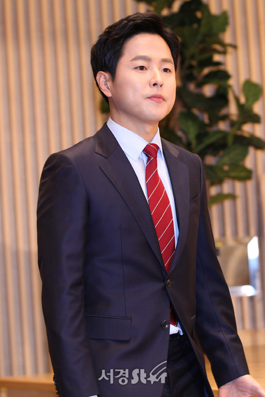 /15일 오후 서울 양천구 목동 SBS 13층 홀에서 열린 ‘SBS 8뉴스’ 기자간담회에서 앵커 김현우가 입장하고있다.