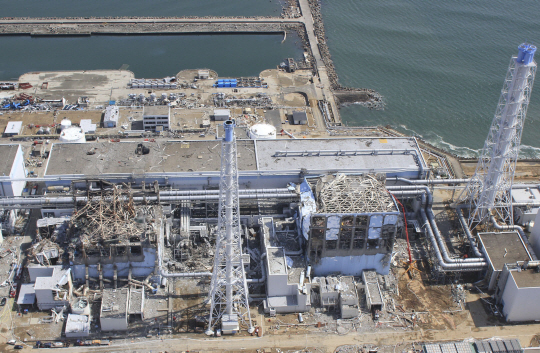 후쿠시마 원전  3호기(왼쪽)와 4호기(오른쪽)가 강진에 이은 쓰나미로 인한 냉각수 공급 중단으로 인해 수소 폭발했다.