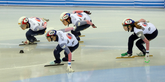 한국 쇼트트랙 대표팀 선수들이 평창올림픽 테스트이벤트인 월드컵 대회 개막을 하루 앞둔 15일 막바지 훈련을 하고 있다. /연합뉴스