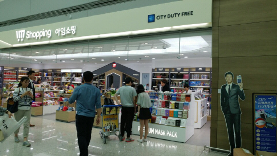 고객들이 인천 공항 시티플러스 면세점 내에 있는 셀레오페 더마클리닉 매장에서 제품을 구경하고 있다. /사진제공=헤르시아