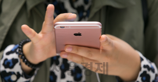 고객이 애플 아이폰 6s와 아이폰6s플러스를 살펴보고 있다./권욱기자