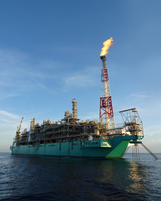 대우조선해양 옥포 조선소에서 지난 5월 건조를 끝내고 말레이시아 사라와크주 인근 해상에 도착한 부유식 액화천연가스 생산·저장·하역 설비(FLNG)가 심해 액화천연가스(LNG)를 생산하고 있다. 대우조선해양은 말레이 국영 석유회사 페트로나스로부터 수주한 세계 최초의 FLNG가 LNG 생산에 성공하며 성능을 입증했다고 15일 밝혔다. /사진제공=대우조선해양