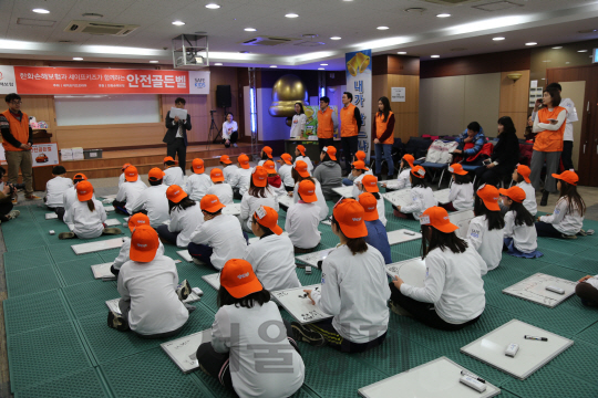 14일 서울 양재동 한화손해보험 서초사옥에서 초등학생 60여명이 ‘안전곤들벨’ 퀴즈를 풀고 있다. /사진제공=한화손해보험