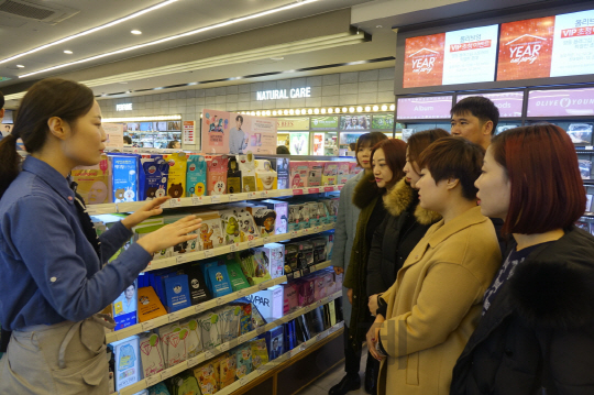 지난 12일부터 3박 4일 동안 열린 ‘올리브영 중국 점장 한국 서비스 체험 연수’에서 중국 점장들이 한국 직원에게 마스크팩 특징과 고객 응대 전략에 대해 듣고 있다. /사진제공=CJ올리브네트웍스