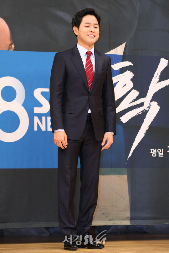 /15일 오후 서울 양천구 목동 SBS 13층 홀에서 열린 ‘SBS 8뉴스’ 기자간담회에서 앵커 김현우가 포토타임을 갖고있다.